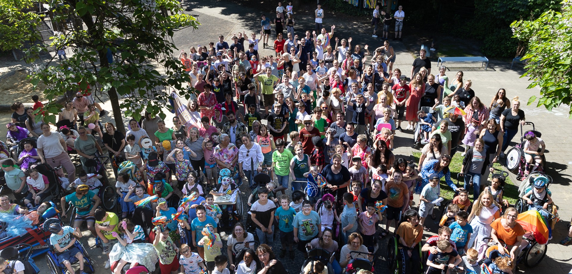 Schülerinnen und Erwachsene auf dem Schulhof