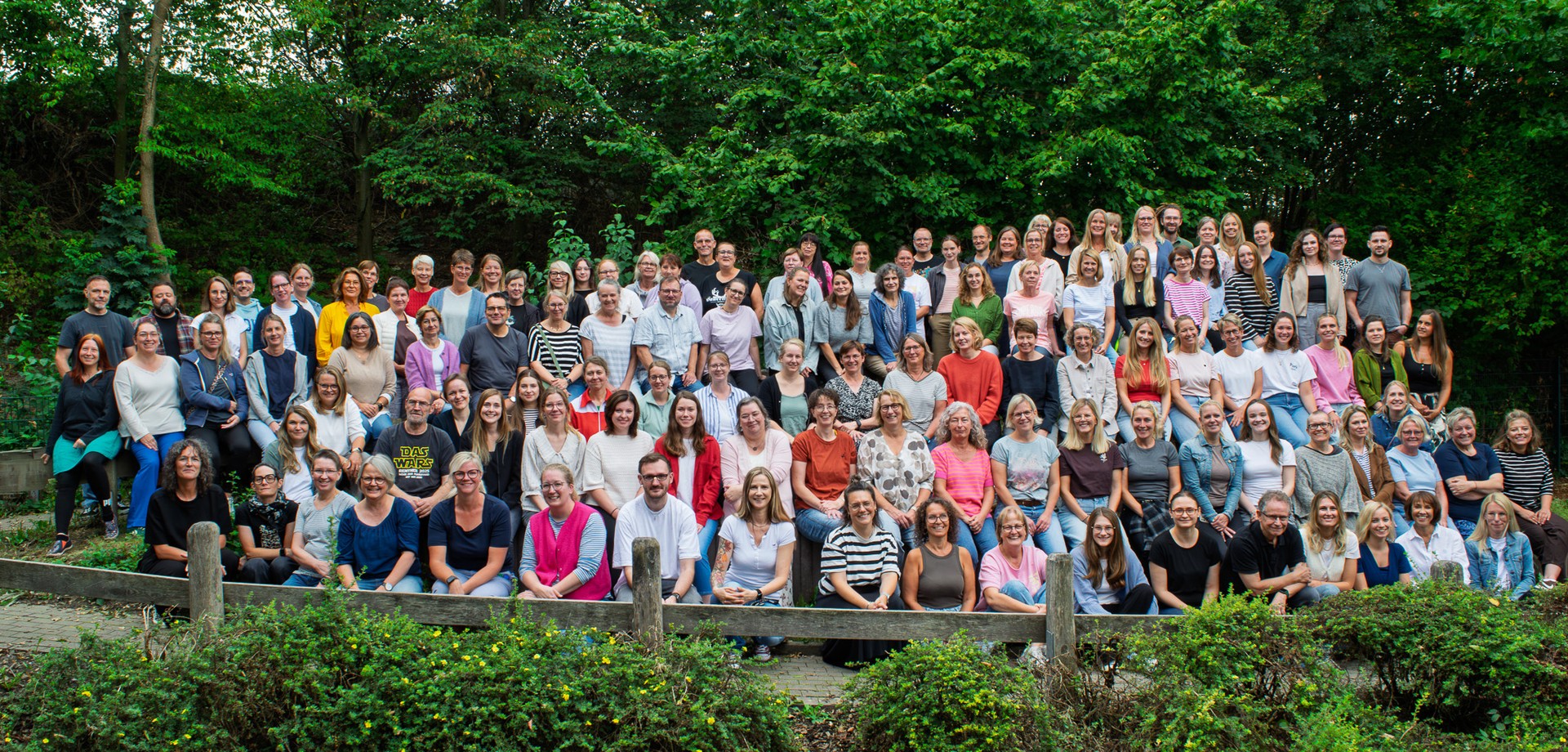 viele Menschen als Gruppenbild auf dem Schulhof