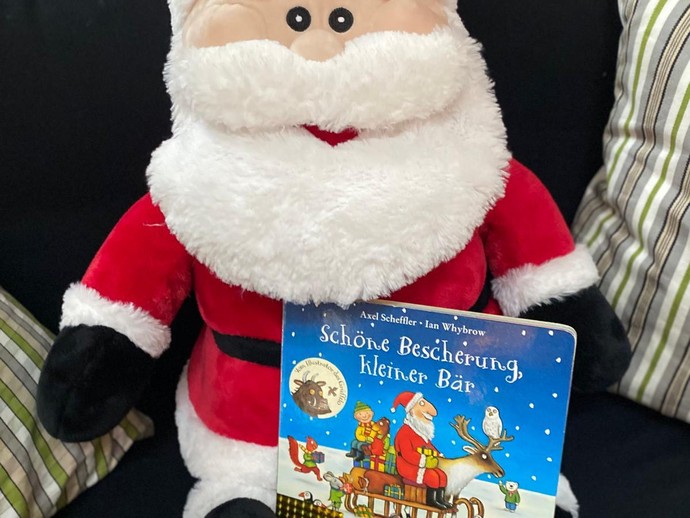 Nikolausfigur mit Bilderbuch (vergrößerte Bildansicht wird geöffnet)