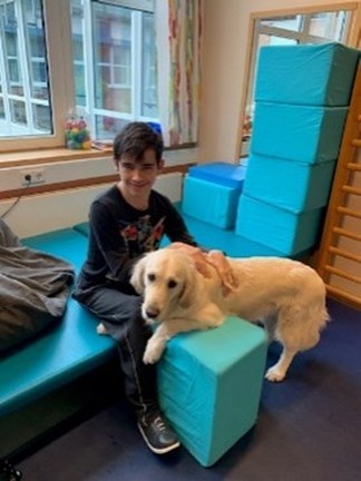Klient mit Hund auf dem Schoß
