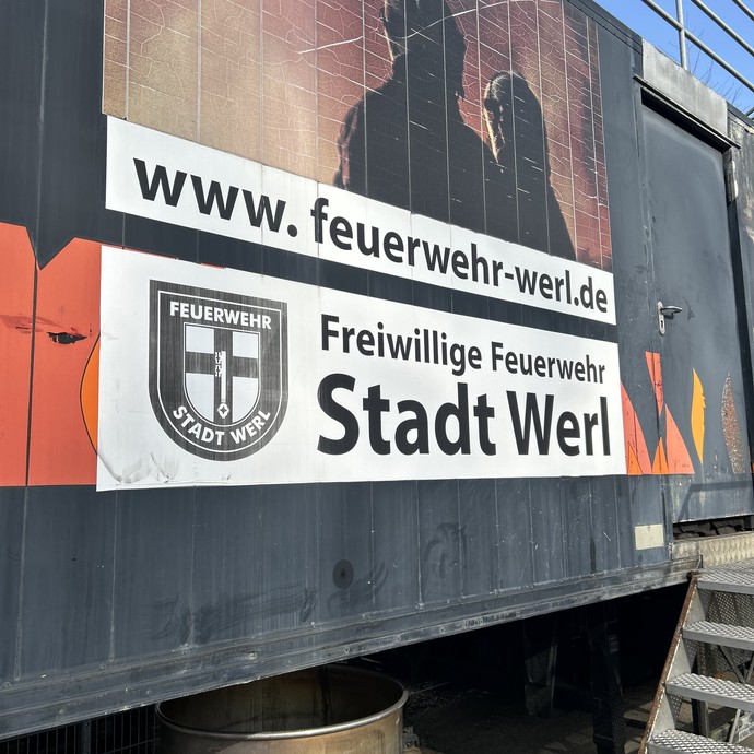 Schild der Feuerwehr (vergrößerte Bildansicht wird geöffnet)