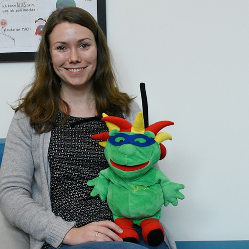 Schulsozialarbeiterin mit Handpuppe
