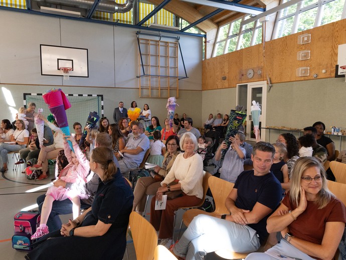 Kinder und Erwachsene in der Turnhalle (vergrößerte Bildansicht wird geöffnet)