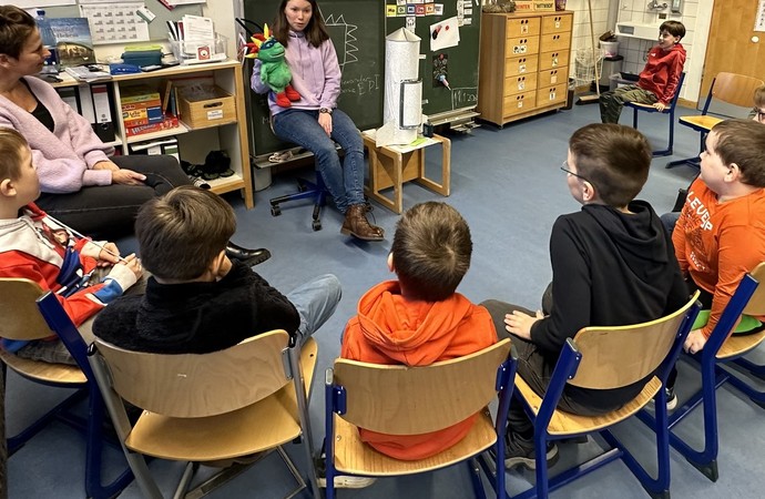 Kinder mit Schulsozialarbeiterin