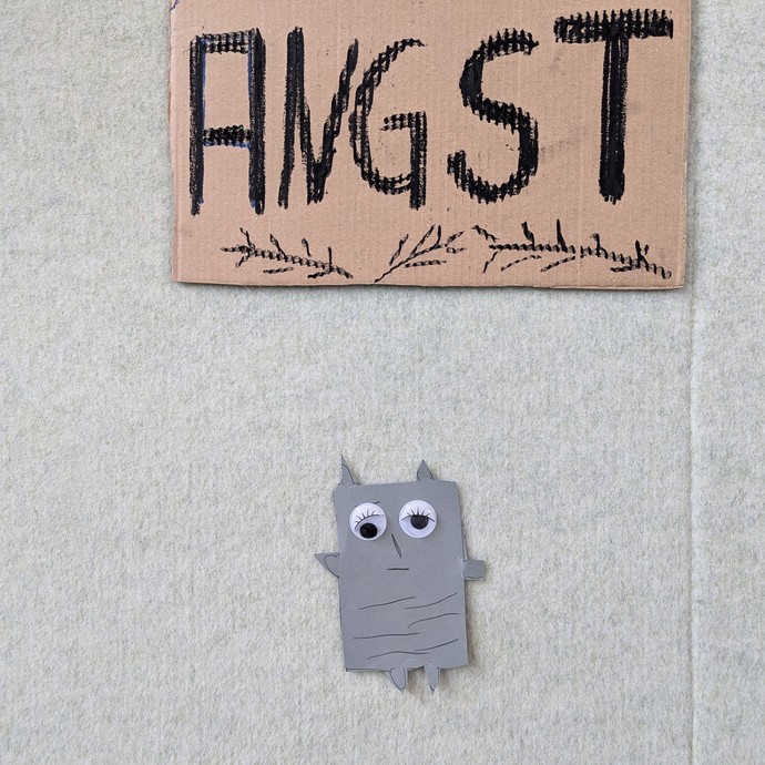 Graues Gefühlsmonster für Angst (vergrößerte Bildansicht wird geöffnet)