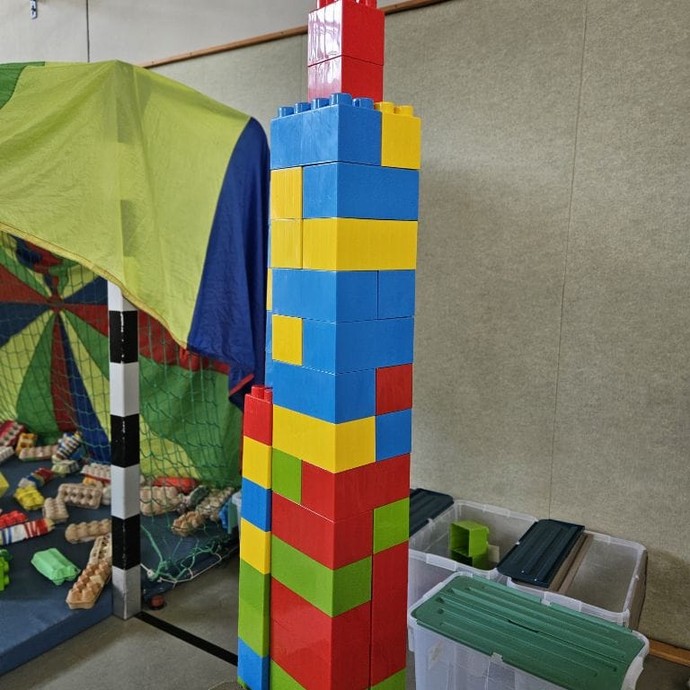 Turm aus riesigen Bausteinen (vergrößerte Bildansicht wird geöffnet)