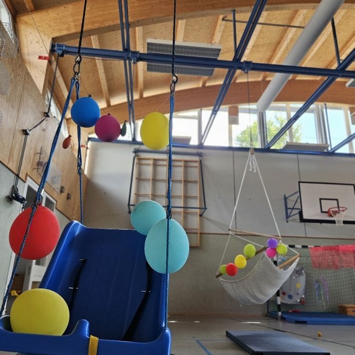 Sitzschaukel mit Ballons dekoriert (vergrößerte Bildansicht wird geöffnet)