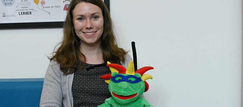 Sozialarbeiterin mit Handpuppe