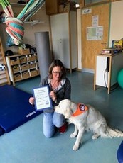 Theraüeutin mit Hund und Zertifikat