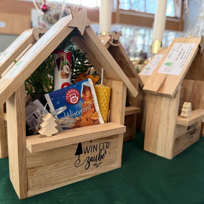 Der Nikolaus verteilt Geschenke (vergrößerte Bildansicht wird geöffnet)