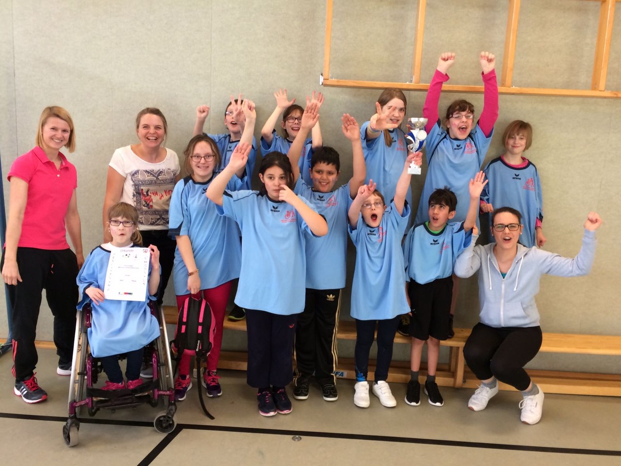 Klassenfoto der 4a mit Lehrern