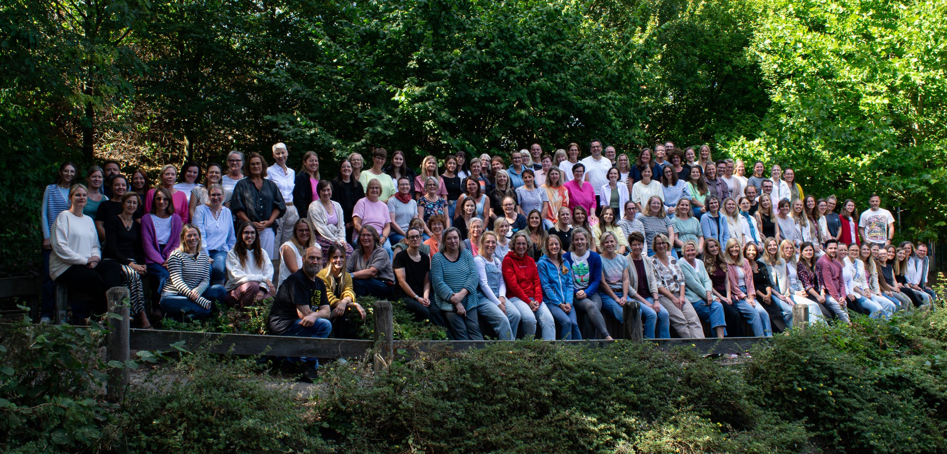 viele Menschen als Gruppenbild auf dem Schulhof
