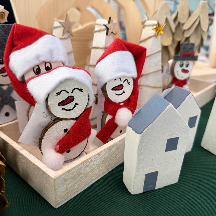 Nikolaus sitzt neben dem Weihnachtsbaum (vergrößerte Bildansicht wird geöffnet)