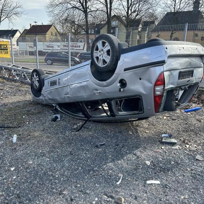 Unfallwagen auf dem Dach (vergrößerte Bildansicht wird geöffnet)