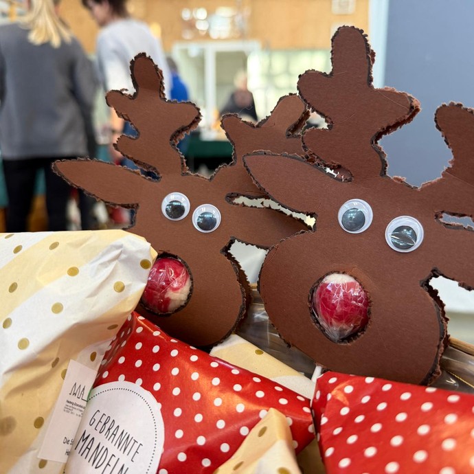 Rentier aus Pappe mit roter Nase (vergrößerte Bildansicht wird geöffnet)