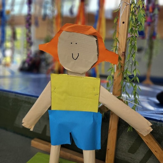 Pippi Langstrumpf aus Pappe gebastelt (vergrößerte Bildansicht wird geöffnet)