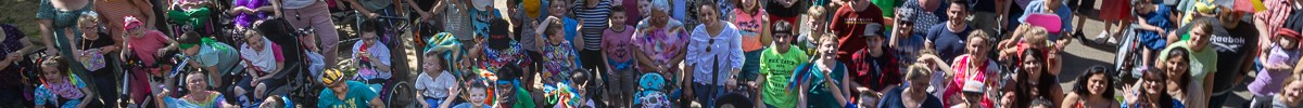 Viele Kinder und Erwachsene