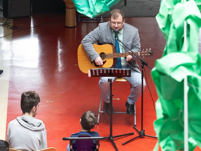 Rektor mit Gitarre (vergrößerte Bildansicht wird geöffnet)