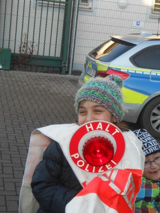 Esra mit der Polizeikelle