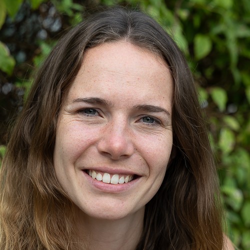 dunkelhaarige Frau