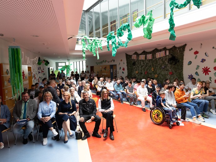 Volle Halle mit Schüler*innen und Eltern (vergrößerte Bildansicht wird geöffnet)