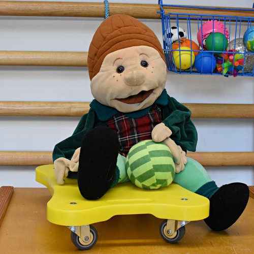 Handpuppe auf Rollbrett