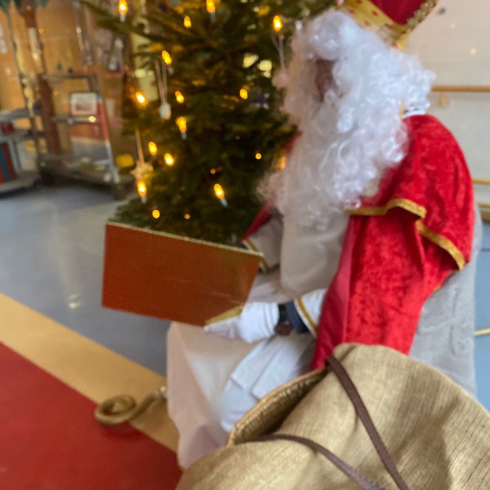 Der Nikolaus verteilt Geschenke (vergrößerte Bildansicht wird geöffnet)