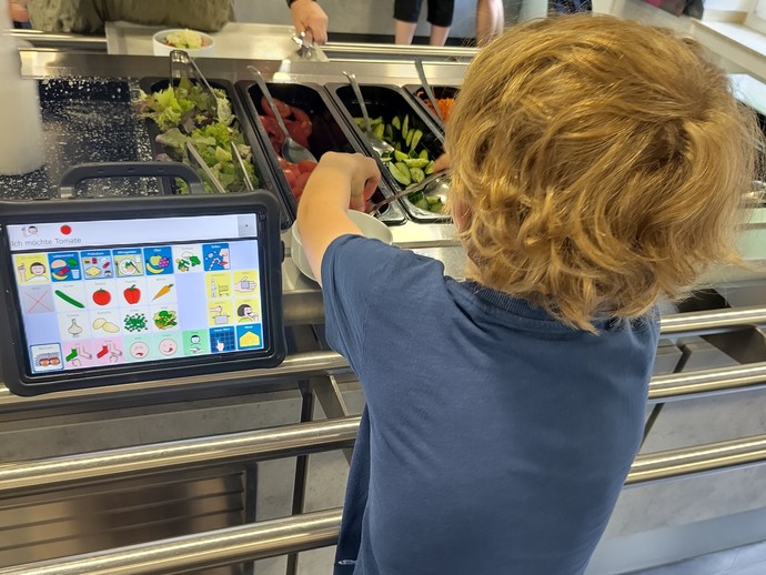 Schüler mit Talker am Buffet (vergrößerte Bildansicht wird geöffnet)