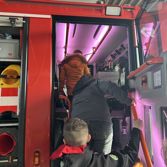 Schüler steigen in das Auto. (vergrößerte Bildansicht wird geöffnet)