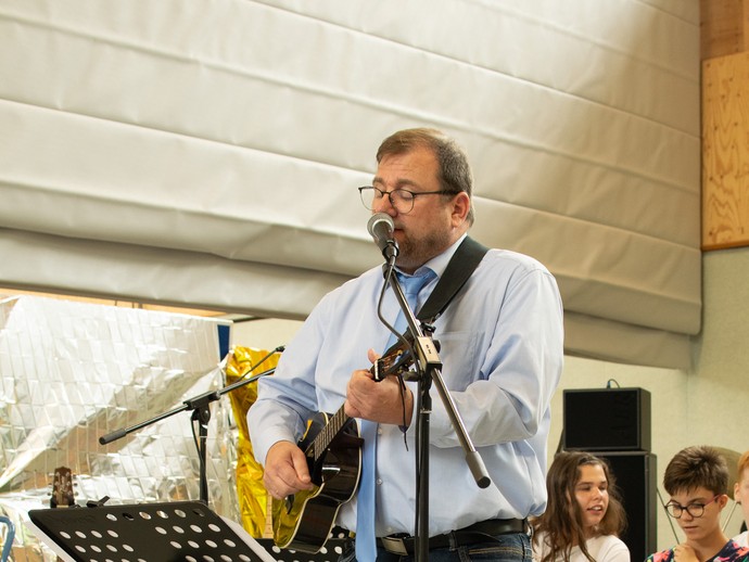 Chef spielt Gitarre (vergrößerte Bildansicht wird geöffnet)