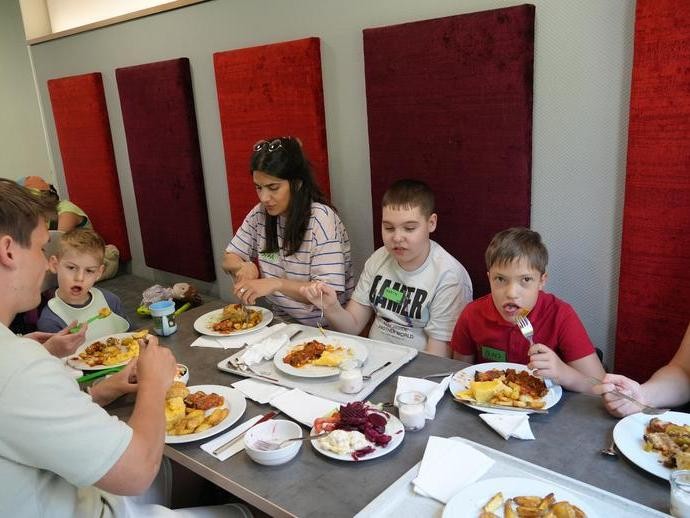 Schüler*innen beim Mittagessen (vergrößerte Bildansicht wird geöffnet)