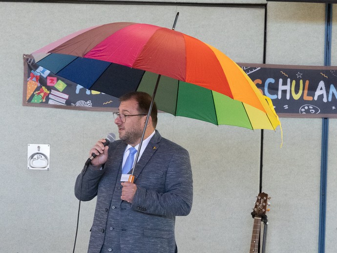 Rektor mit Regenschirm (vergrößerte Bildansicht wird geöffnet)