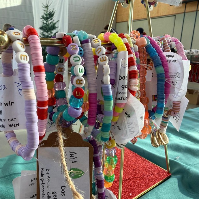 Armbänder aus Perlen (vergrößerte Bildansicht wird geöffnet)