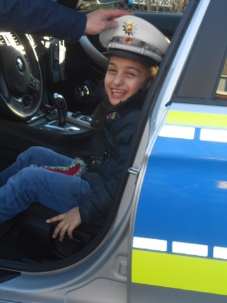 Esra im Polizeiauto