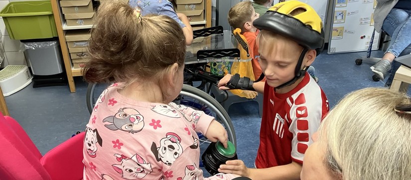 Kinder kommunizieren mit einem Talker