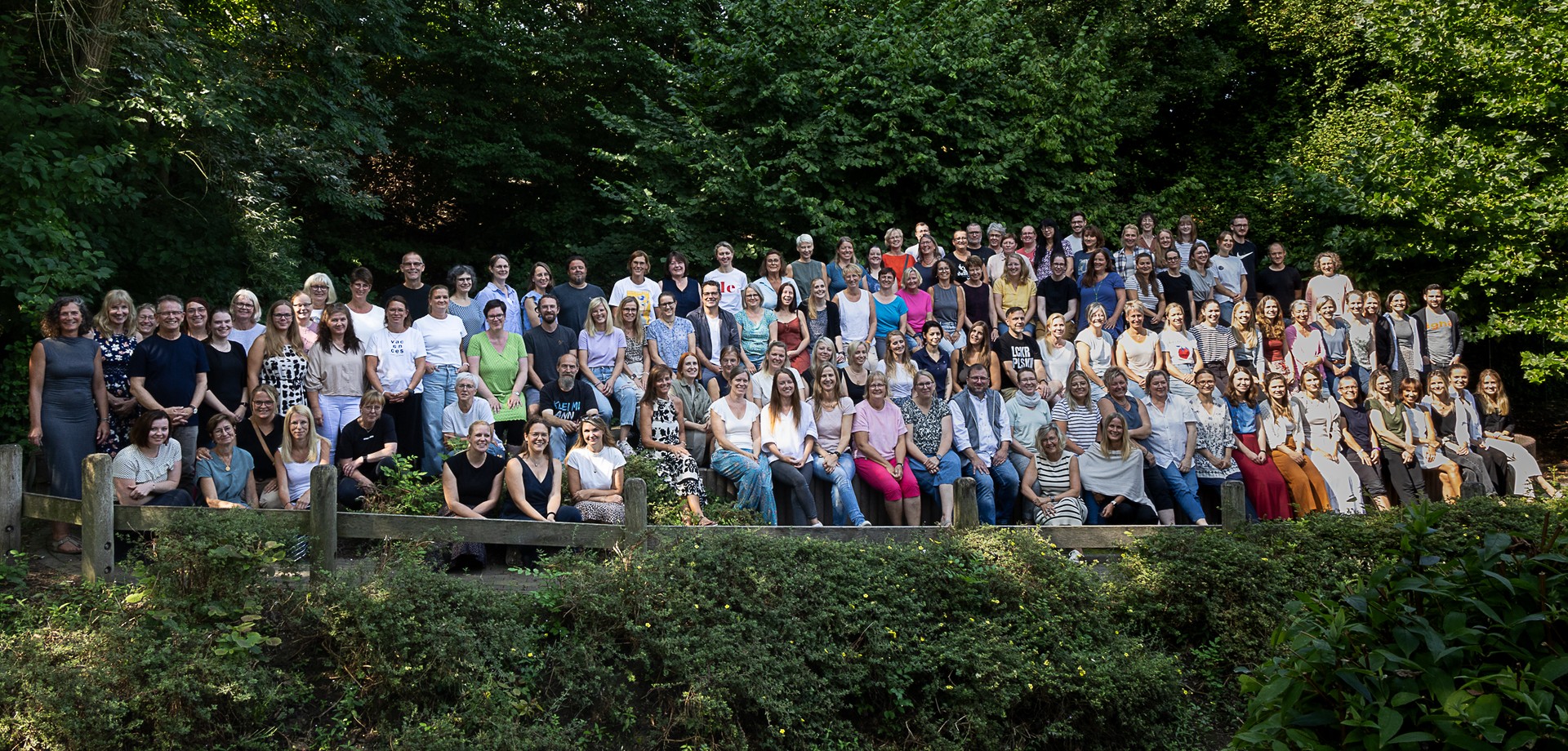 viele Menschen als Gruppenbild auf dem Schulhof