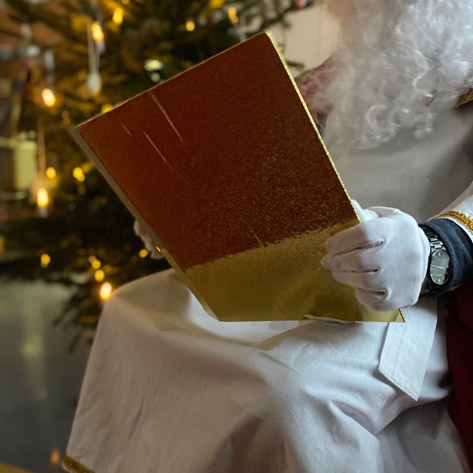 Der Nikolaus mit dem goldenen Buch in der Hand (vergrößerte Bildansicht wird geöffnet)