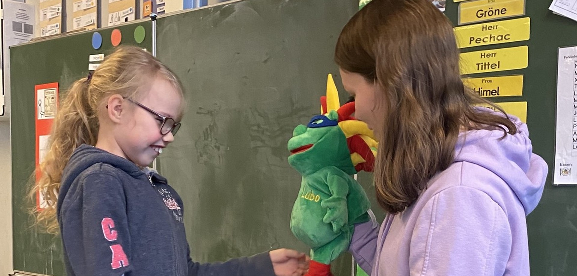 Kind mit Schulsozialarbeiterin